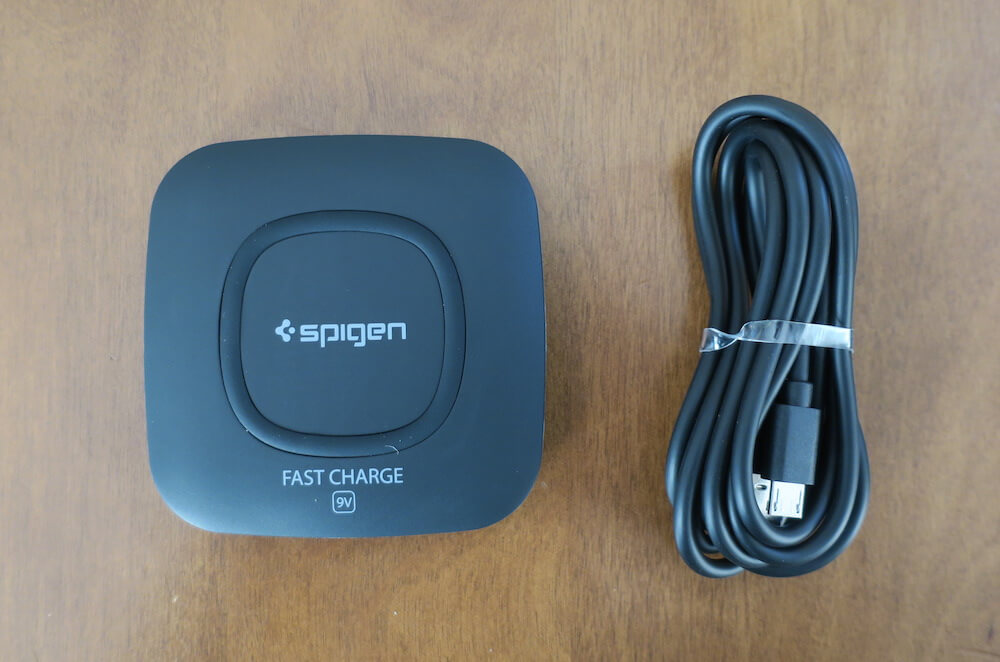 Spigen ワイヤレス充電器 F301W 内容物.JPG Spigen ワイヤレス充電器 F301W 内容物