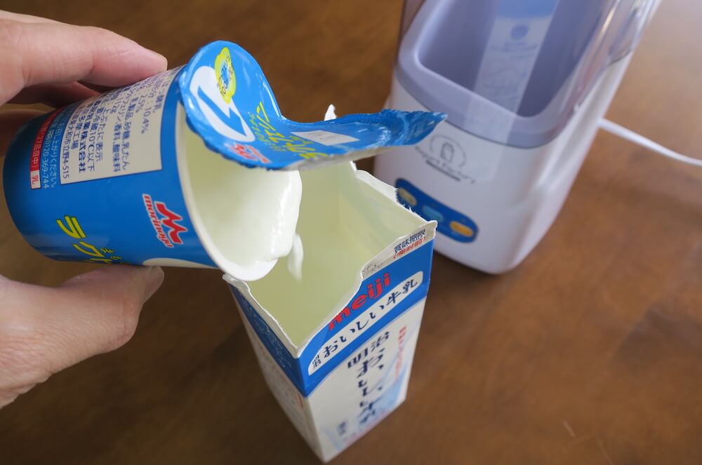 牛乳パックにラクトフェリン3ヨーグルトを入れる