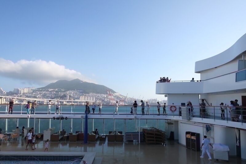 コスタネオロマンチカ プサン入港風景2.jpg コスタネオロマンチカ プサン入港風景2