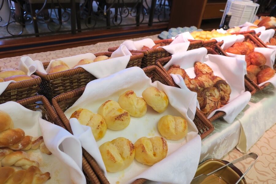 にっぽん丸 朝食バイキング パン .JPG にっぽん丸 朝食バイキング パン
